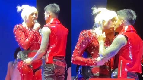 Vice Ganda Ion Perez Share Sweet Kiss Onstage Pep Ph