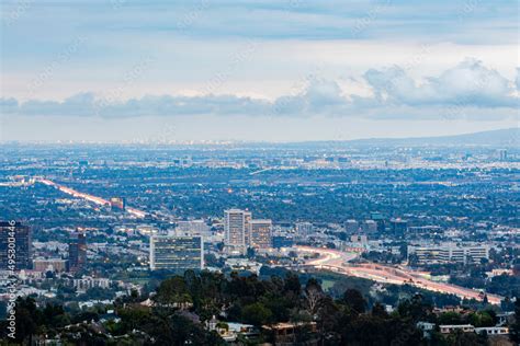 Twilight view of Los Angeles downtown skyline from Getty View Park ...