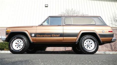 Масштабная модель Jeep Cherokee Chief SJ 1980 1983 коричневый