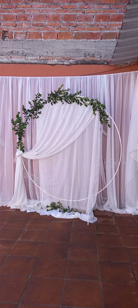 Aro Decorado En Blanco Con Follaje Verde En 2024 Altares De Boda Lista Para Boda Decoración