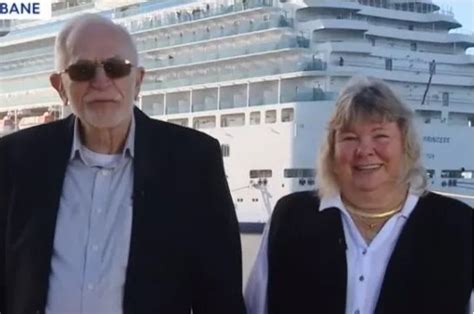 Una Pareja De Jubilados Reserva Cruceros Consecutivos Despu S De