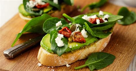 Recette De Bruschetta Facile Et Rapide Avocat Et Pinards Marie Claire