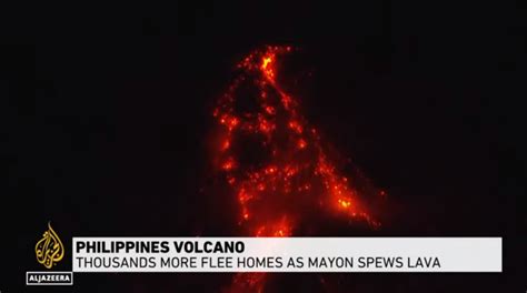 Philippines volcano: Thousands flee homes as Mayon spews lava