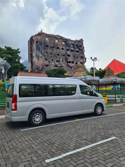 Sewa Mobil Toyota Hiace Commuter 14 Seat Dan Premio Luxury Jabodetabek