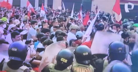 Marcia Contro Pedro Castillo I Manifestanti Affrontano La Polizia Mentre Cercano Di Raggiungere