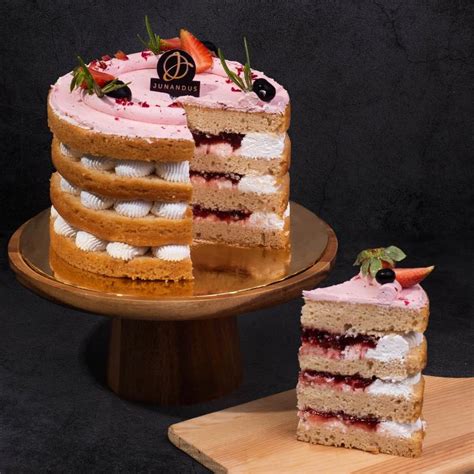 Strawberry Victoria Vegan Naked Cake JUNANDUS