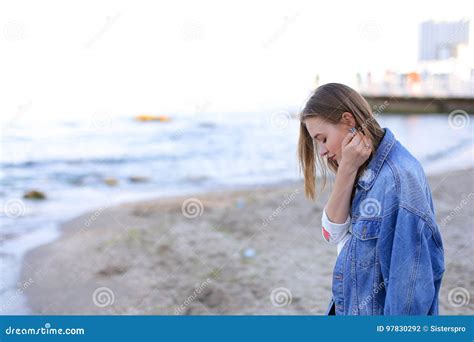 Retrato De La Hembra Linda Que Respira El Aire De Mar Fresco Y Plantea