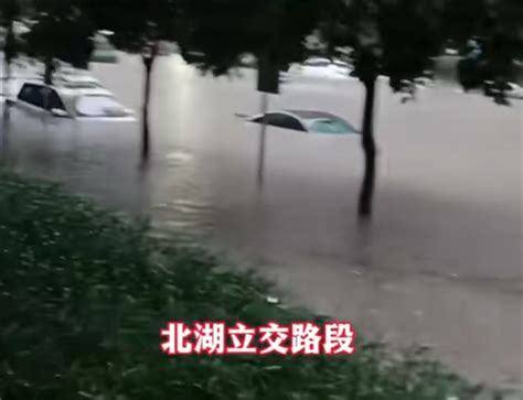 广西南宁特大暴雨：有车辆被淹至车顶 叮当号