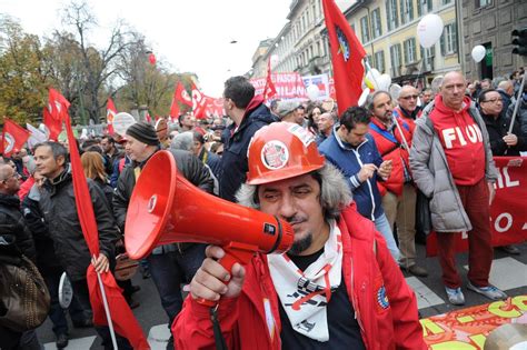 Lavoratori Di Cgil E Uil In Corteo