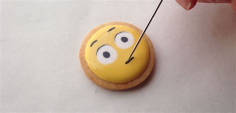 This Is How To Make Funny Emoji Cookies Lifehack