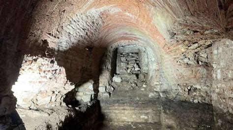 Un Passage Secret De 1500 Ans Découvert Sous Une église Par Des Archéologues