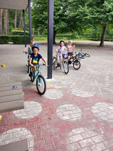 Fietsen Met Eigen Fiets Op De Speelplaats Campus Kajee