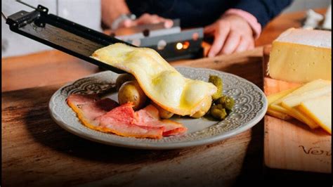 Raclette A Del Cia Su A De Queijo Derretido E Acompanhamentos