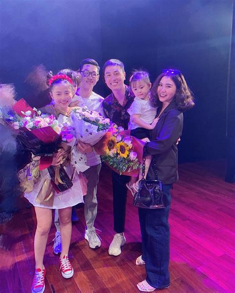 Hot mom Nam Thương khoe ảnh tốt nghiệp ĐH siêu hack tuổi bạn bè đến chúc mừng toàn là bố mẹ