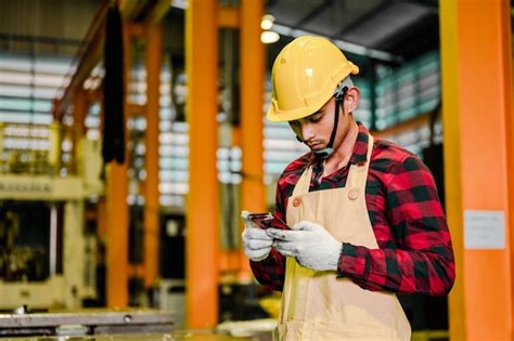 Los Trabajadores Masculinos Asiáticos Controlan El Funcionamiento De La