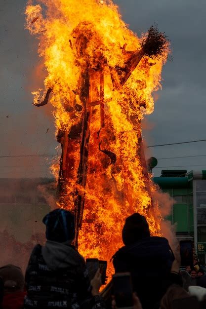 Um Homem Fica Em Frente A Uma Fogueira Que Diz O Ano Da Cabra Foto