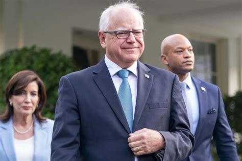 Kamala Harris Elige A Tim Walz Gobernador De Minnesota Como Su