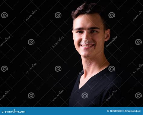 Vista De Perfil Del Joven Feliz Y Apuesto Hombre Sonriente Foto De