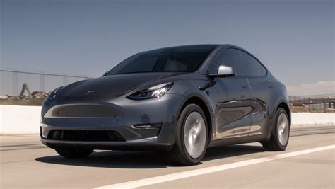 Tesla Model Y Perde Teto De Vidro Em Movimento