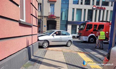 Wypadek na skrzyżowaniu ulicy Reymonta i Damrota w Opolu Jeden z