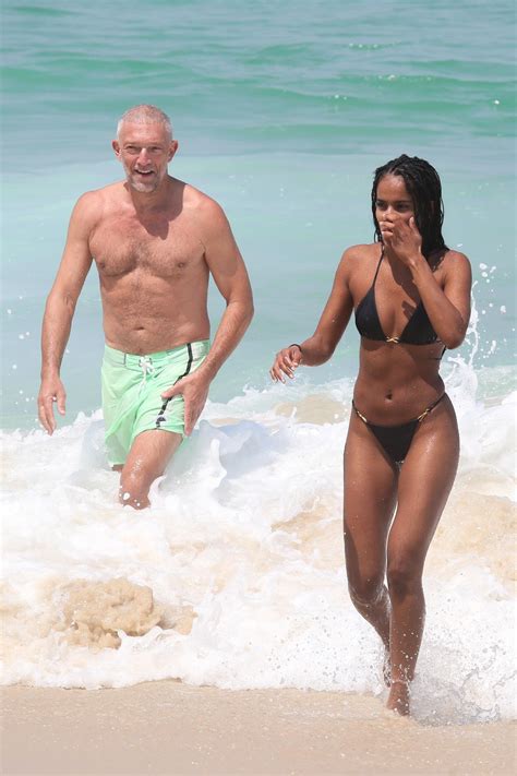 Vincent Cassel Curte Praia Em Clima De Romance A Nova Namorada A