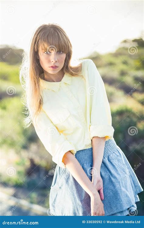 Schuchter Schitterend Blonde Op Kant Van De Weg Het Stellen Stock Foto Image Of Status Ogen