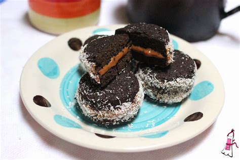 Alfajores de algarroba y dulce de leche para festejar el Día del Dulce