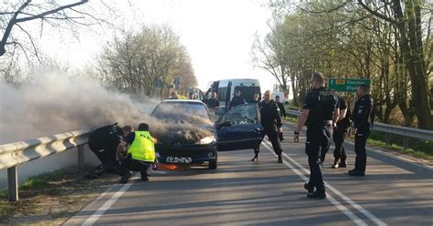 Policjanci uratowali młodych ludzi z płonącego auta Wiadomości