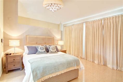 Светлые шторы в интерьере спальни (38 фото) - красивые картинки и HD фото