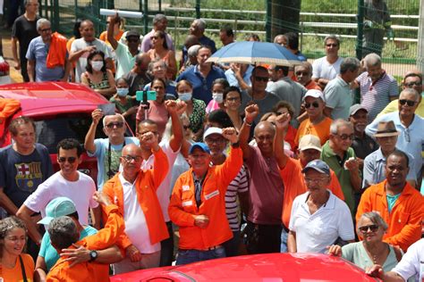 Em Protesto Centenas De Petroleiros Pedem A Reabertura Da Sede Da