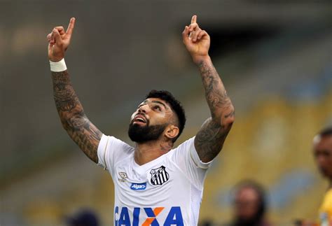 Gabigol Pede M Sica No Fant Stico Exibe Tatuagem Do Maracan E Celebra