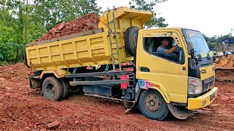 Dump Truk Mobil Truk Muatan Tanah Cadas Nyaris Amblas Saat Jomplang