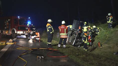 NonstopNews Pkw kommt von Fahrbahn ab schanzt Böschung hinauf