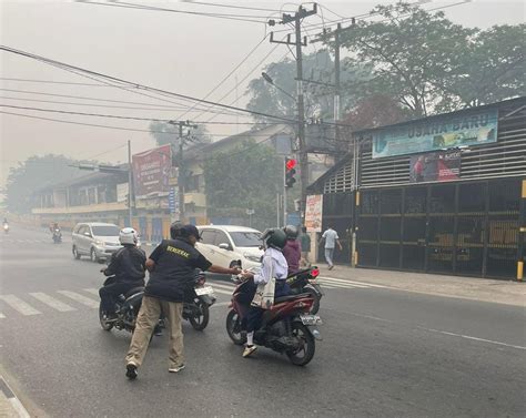 Kabut Asap Paman Birin Bagi Bagi Masker Ke Pengguna Jalan Di