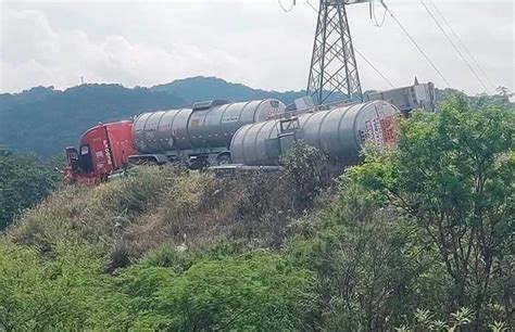 Vuelca Pipa De Doble Remolque Con Gasolina