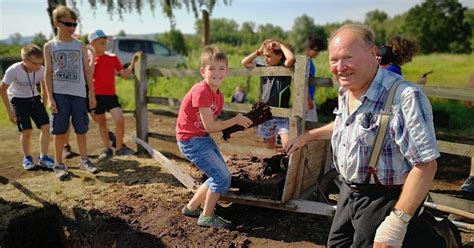 Eine Alte Hiller Tradition Grundsch Ler Beim Torf Stechen Im Moor