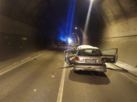 Campli Lauto Prende Fuoco Dopo Lincidente In Galleria Foto Video