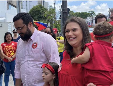 Marília Arraes vota no segundo turno em escola na Zona Norte do Recife