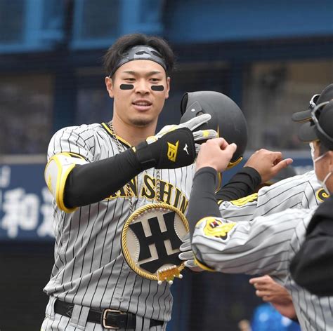 阪神・佐藤輝が8号ソロで加点 矢野監督から特大の虎メダル阪神タイガースデイリースポーツ Online