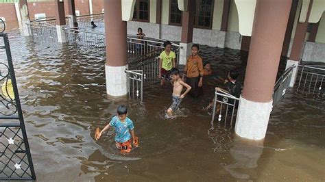 Foto Luapan Sungai Siak Pekanbaru Banjiri Kawasan Perumahan Di Jalan