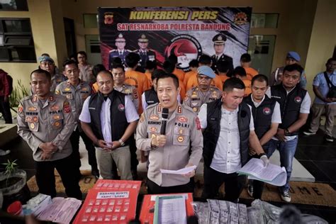 FOTO Polresta Bandung Sita Puluhan Paket Narkoba Selama Operasi Antik