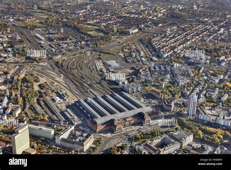 Deutschland Sachsen Leipzig Bahnhof Schienen Züge Häuser Von