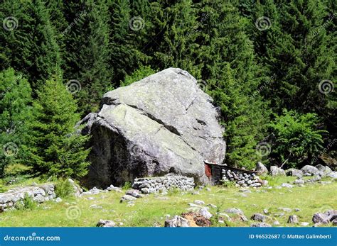 Granit Vaggar Den Oregelbundna Stenblocket Fotografering för Bildbyråer