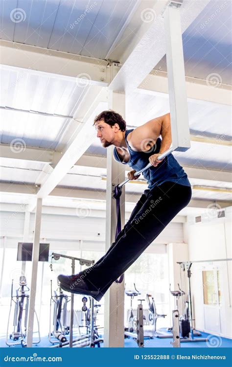 O Homem Muscular Novo Que Faz O Crossfit Exercita Em Um Gym Foto De