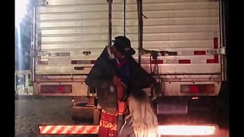 CAMINHONEIRO COLOCOU A SAFADA PRA MAMAR NO POSTO DE GASOLINA XVIDEOS