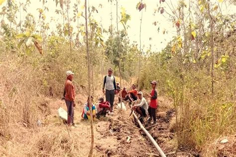 Penuhi Air Bersih Masyarakat Perhutani Pasang Pipa Instalasi Dari