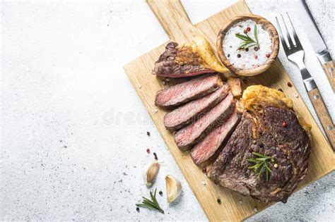 Ribeye Grelhado Do Bife No Branco Imagem De Stock Imagem De Tempero