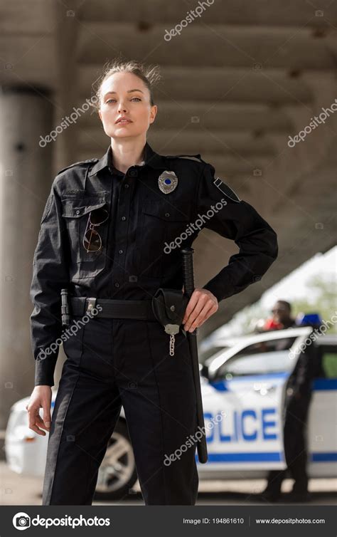 Conferma orecchio addome police woman uniform applicando Gigante Per terra