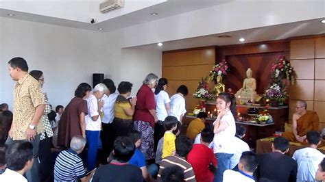 Perayaan Kathina Umat Memberikan Dana Kepada Bhikkhu Sangha 19102014