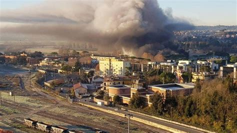 Incendio Tmb Salario Una Nube Tossica Su Roma Ecco I Rischi E Le